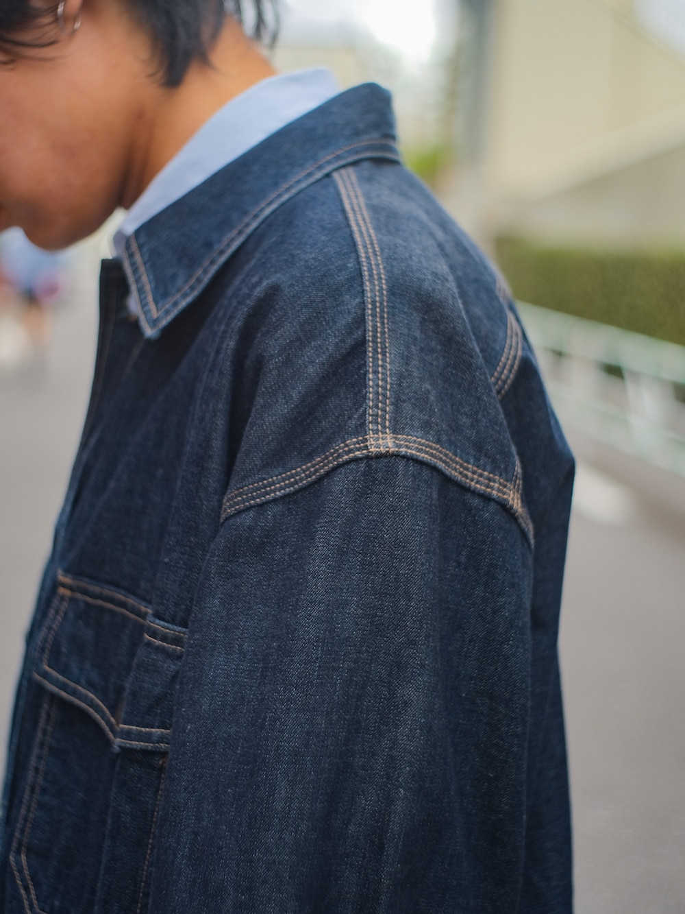 ブルー系のシャツ/ブラウス、ブルー系のシャツ/ブラウス、ブルー系のデニムパンツを着用したメンズの冬コーディネートの3枚目の写真