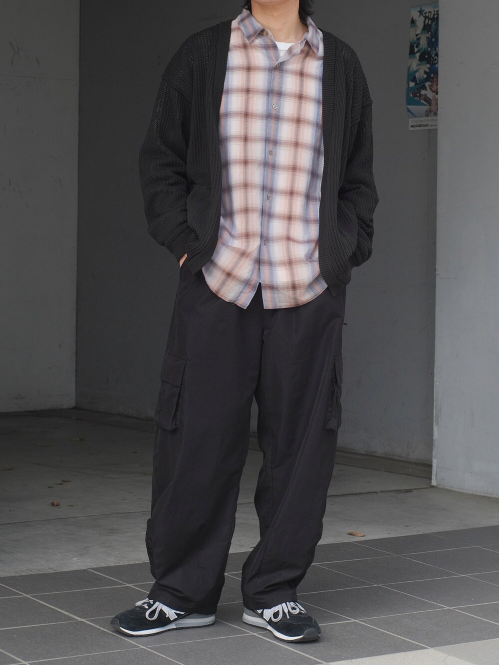 ブラック系のカーディガン/ボレロ、オレンジ系のシャツ/ブラウス、ブラック系のカーゴパンツを着用したメンズの秋コーディネートの5枚目の写真