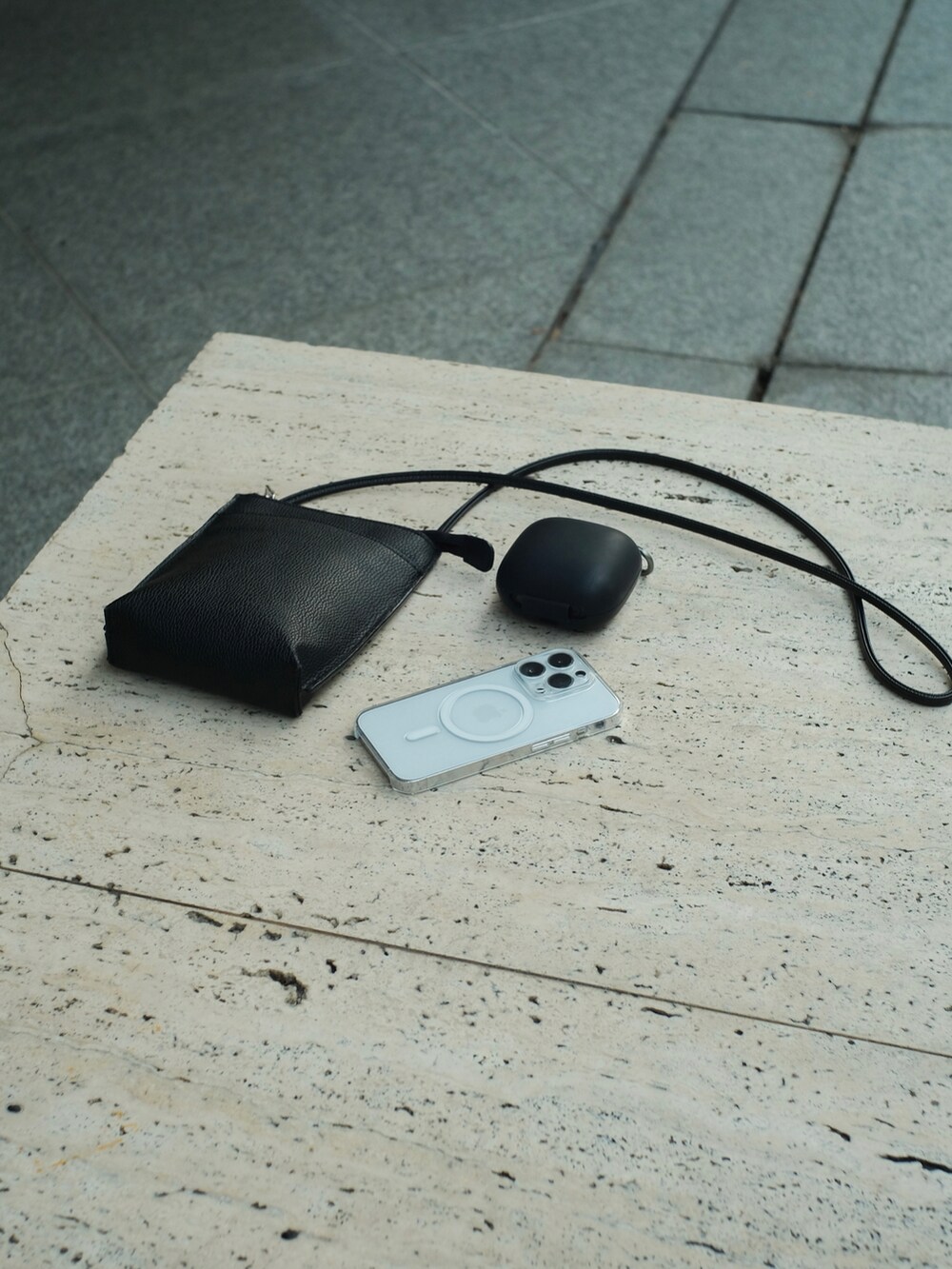 ブルー系のシャツ/ブラウス、ブラック系のショルダーバッグ、ブルー系のデニムパンツを着用したメンズの秋コーディネートの4枚目の写真