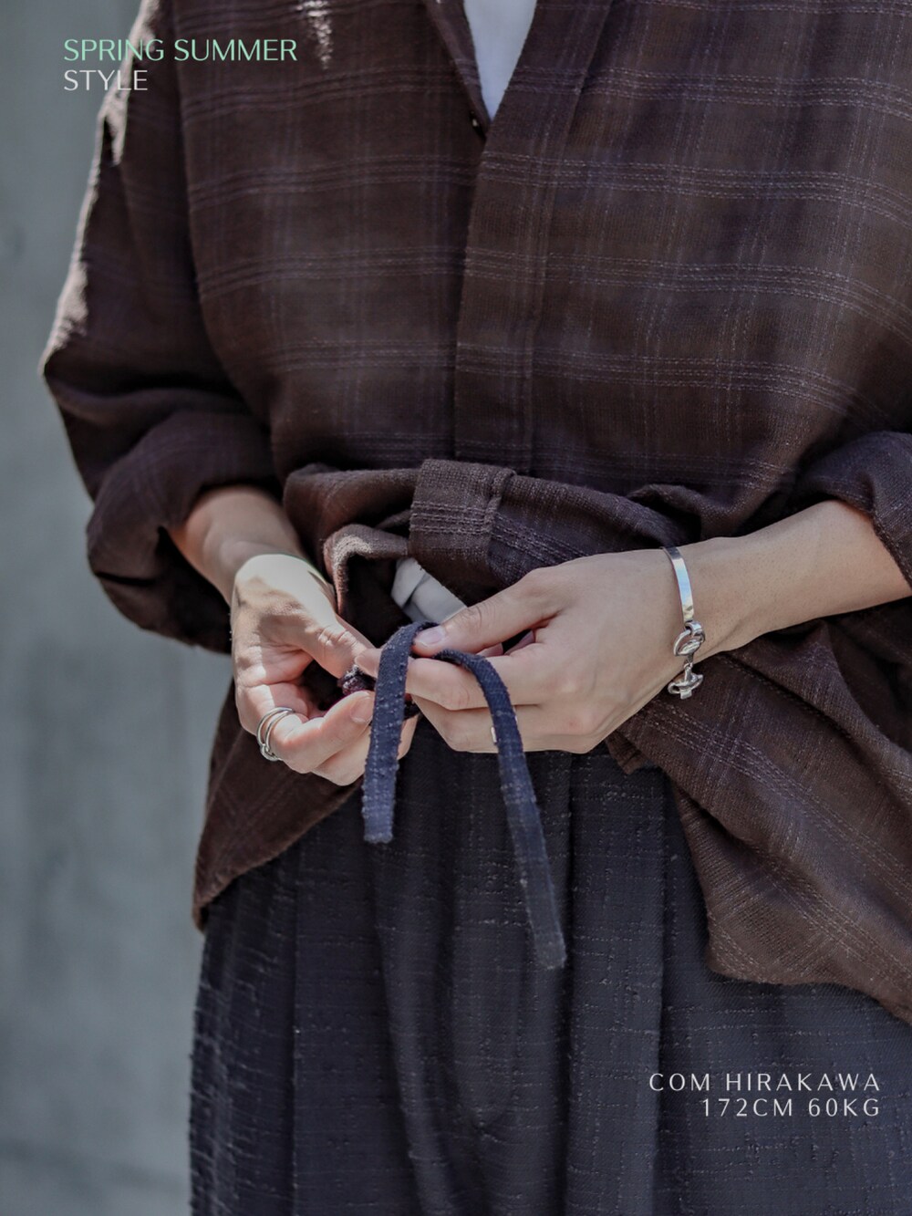 ブラウン系のシャツ/ブラウス、グレー系のその他パンツ、ブラック系のドレスシューズを着用したメンズの春コーディネートの4枚目の写真