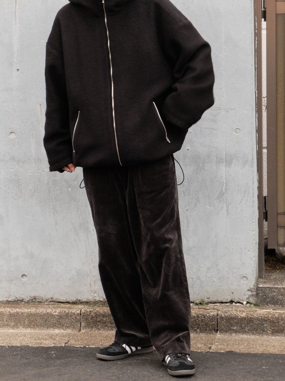 ブラック系のブルゾン、ブラック系のその他パンツ、ブラック系のスニーカーを着用したメンズの冬コーディネートの3枚目の写真