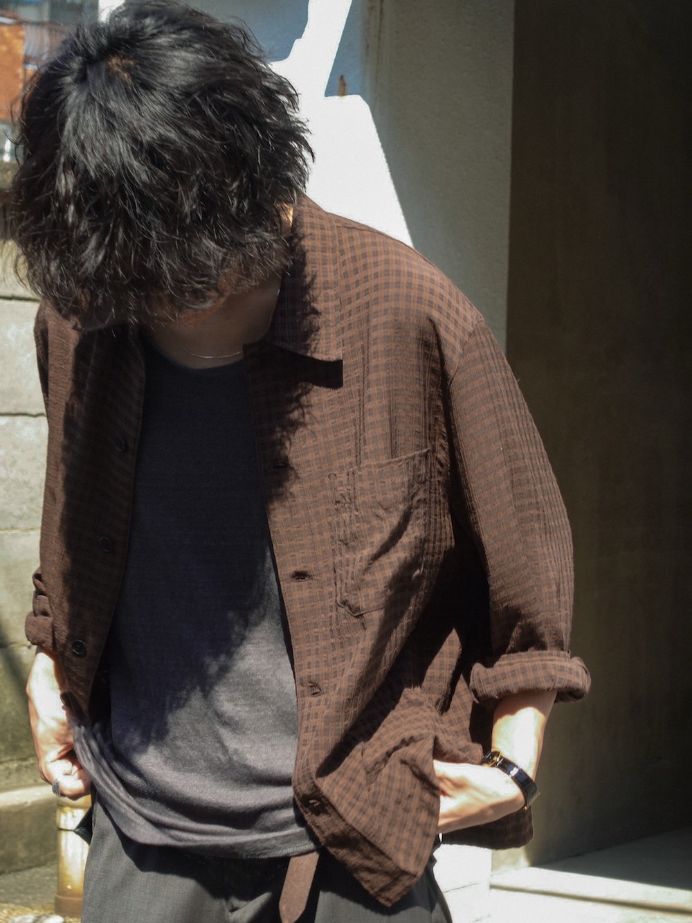 ブラウン系のシャツ/ブラウス、ブラック系のサンダル、グレー系のタンクトップを着用したメンズの夏コーディネートの3枚目の写真