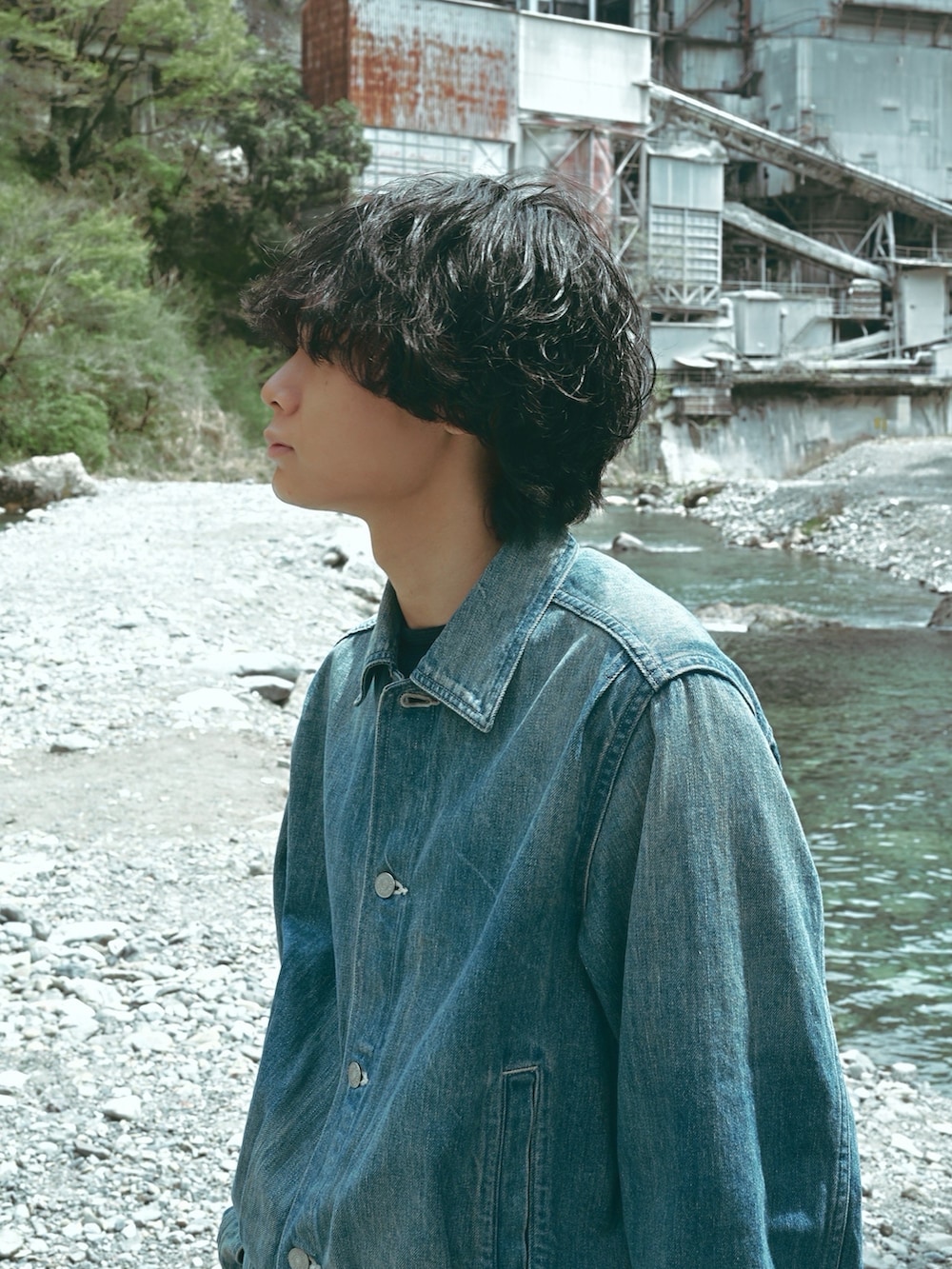 ブラック系のその他パンツ、ブラック系のTシャツ/カットソー、ブラック系のスニーカーを着用したメンズの春コーディネートの3枚目の写真