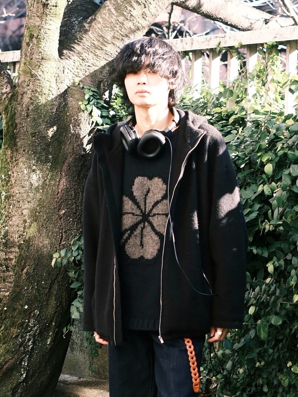 ブルー系のデニムパンツ、ブルー系のニット/セーター、ブラック系のブルゾンを着用したメンズの冬コーディネートの2枚目の写真