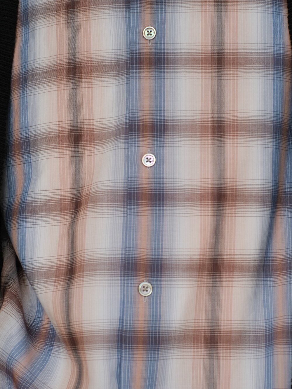 ブラック系のカーディガン/ボレロ、オレンジ系のシャツ/ブラウス、ブラック系のカーゴパンツを着用したメンズの秋コーディネートの2枚目の写真