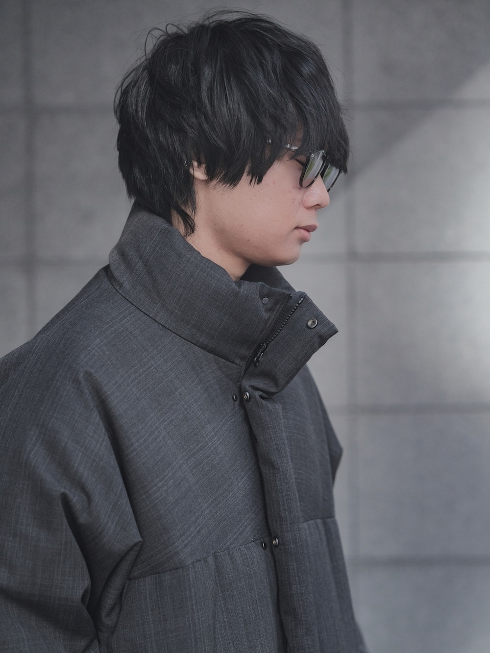 グレー系のダウンジャケット/コート、ブラック系のデニムパンツ、ブラック系のドレスシューズを着用したメンズの冬コーディネートの3枚目の写真