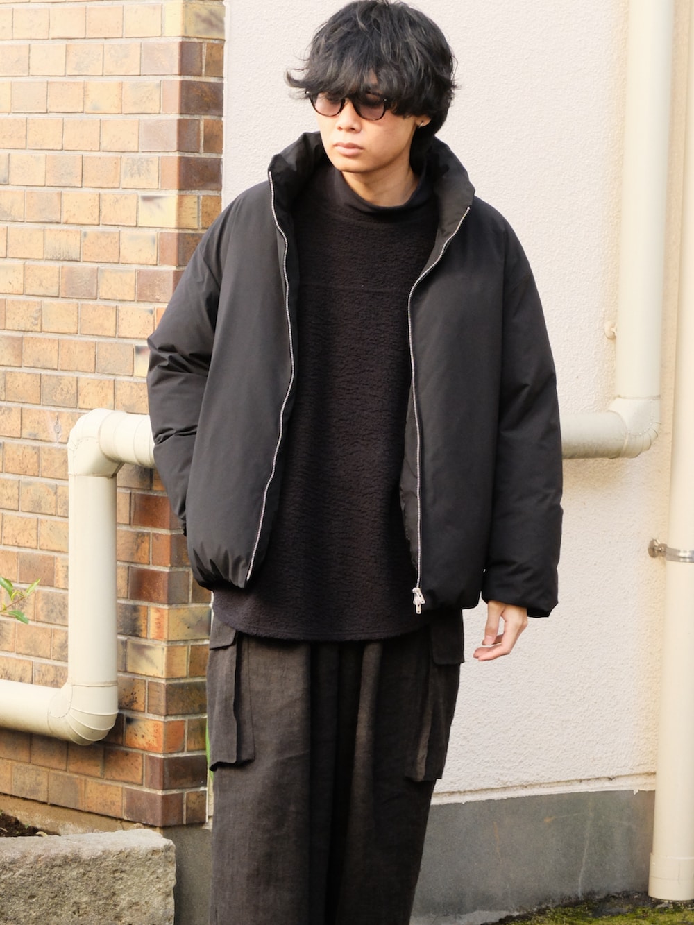 ブラウン系のカーゴパンツ、ブラック系のTシャツ/カットソー、ブラック系のブーツを着用したメンズの冬コーディネートの2枚目の写真