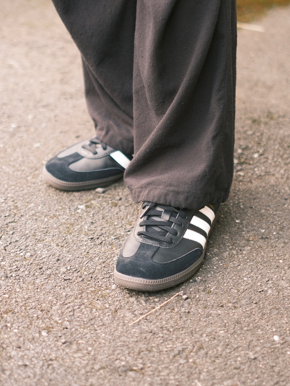 ホワイト系のTシャツ/カットソー、グレー系のテーラードジャケット、ブラック系のその他パンツを着用したメンズの秋コーディネートの2枚目の写真