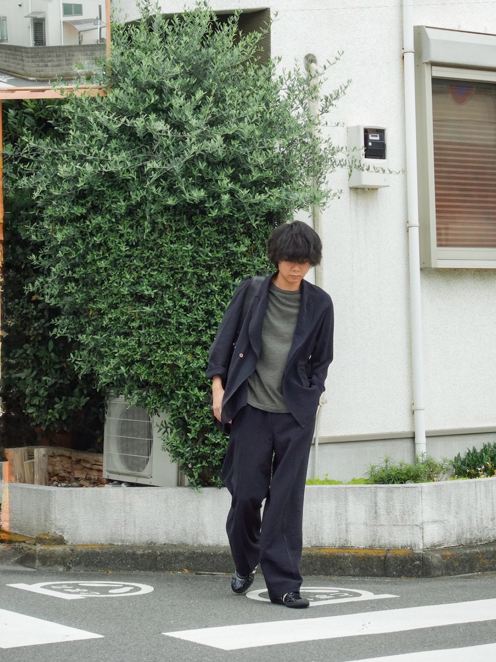 イエロー系のTシャツ/カットソー、ブラック系のスニーカー、ブルー系のテーラードジャケットを着用したメンズの夏コーディネートの2枚目の写真