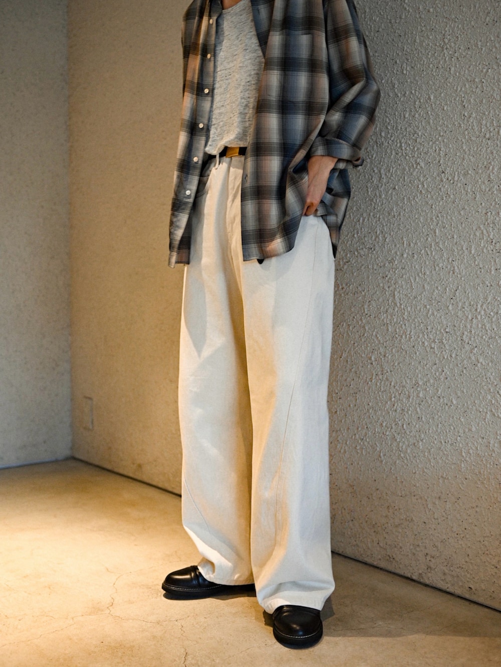 ホワイト系のデニムパンツ、ブラック系のドレスシューズ、ブルー系のシャツ/ブラウスを着用したメンズの秋コーディネートの3枚目の写真