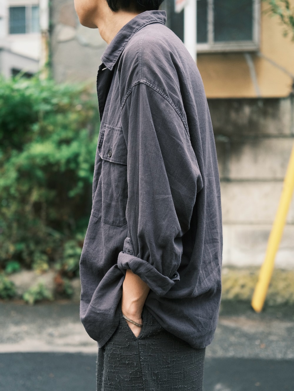 ブルー系のシャツ/ブラウス、グレー系のその他パンツ、グレー系のタンクトップを着用したメンズの秋コーディネートの2枚目の写真