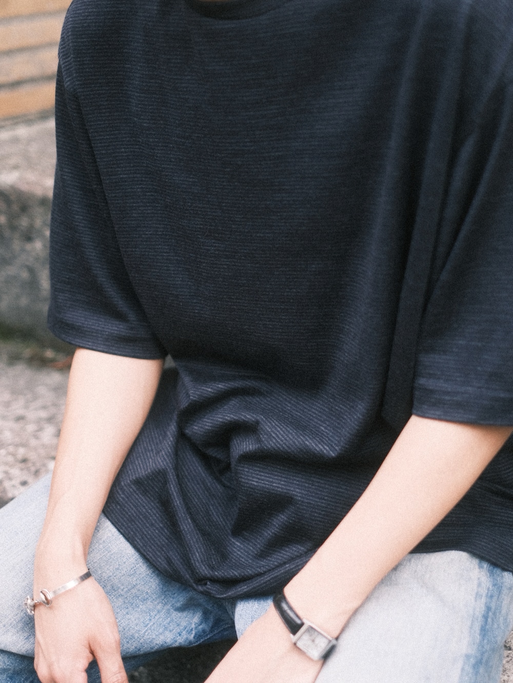 ブラック系のTシャツ/カットソー、ブルー系のデニムパンツ、ブラック系のサンダルを着用したメンズの夏コーディネートの2枚目の写真