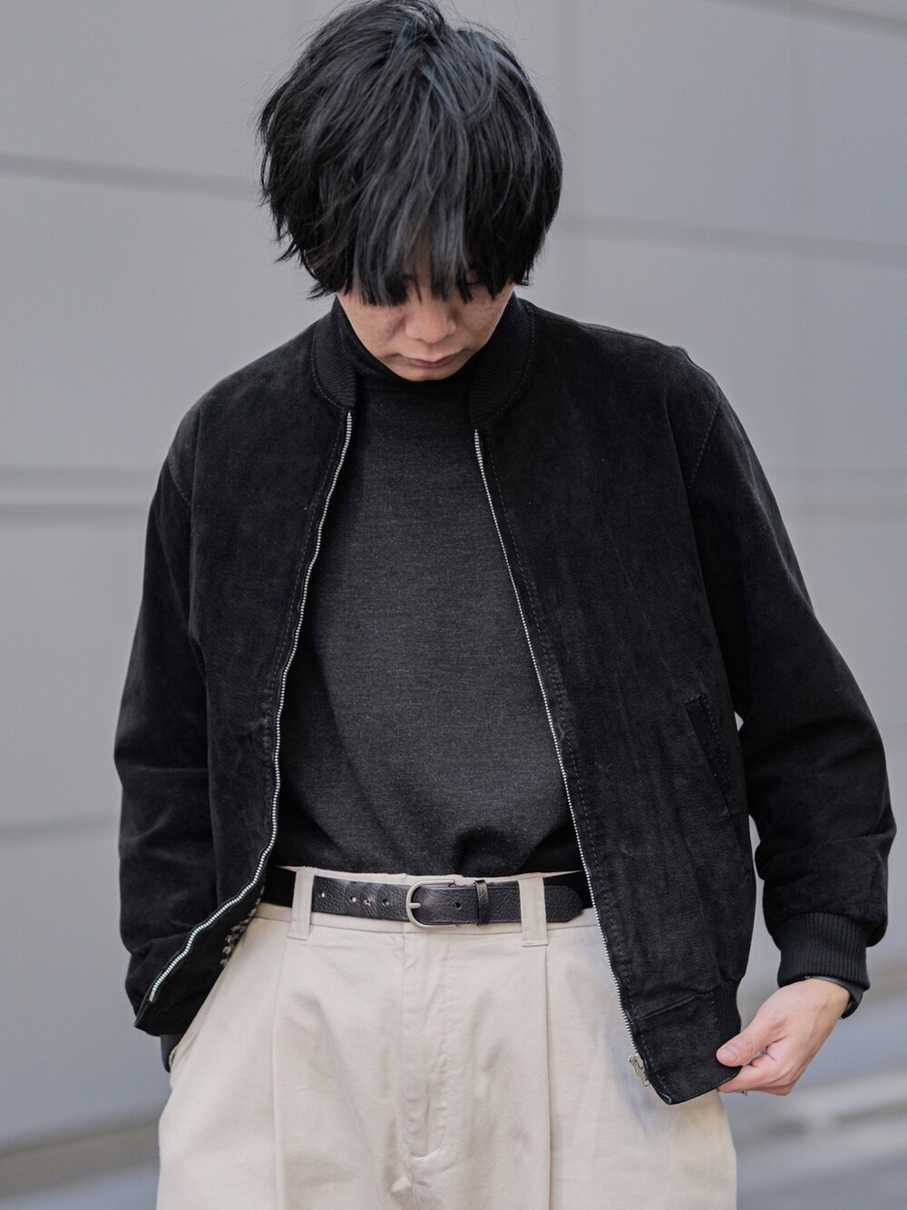 ブラック系のブルゾン、ホワイト系のその他パンツ、ブラック系のスニーカーを着用したメンズの春コーディネートの4枚目の写真