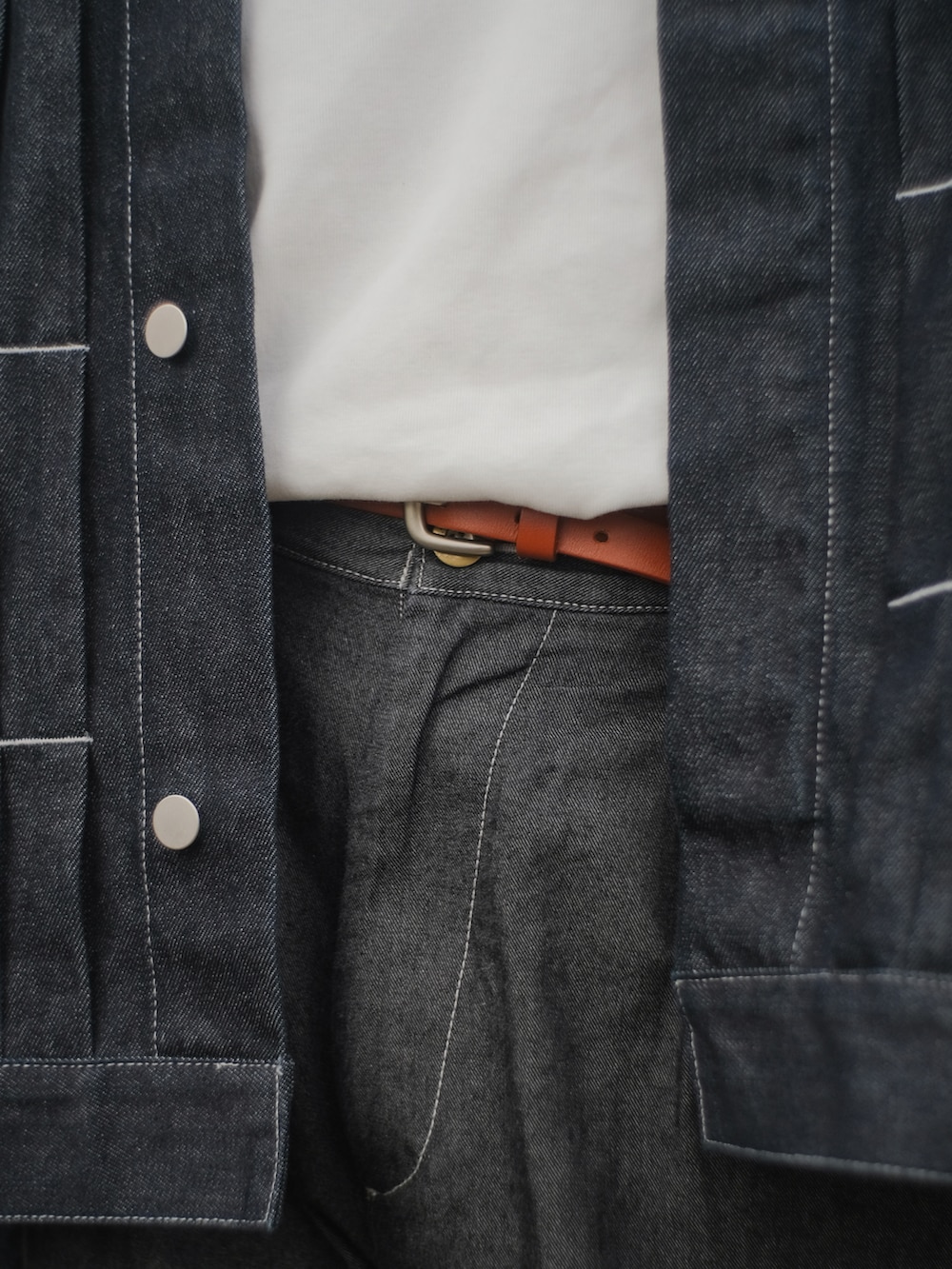 ブルー系のセットアップ、グレー系のデニムパンツ、ホワイト系のスニーカーを着用したメンズの冬コーディネートの3枚目の写真