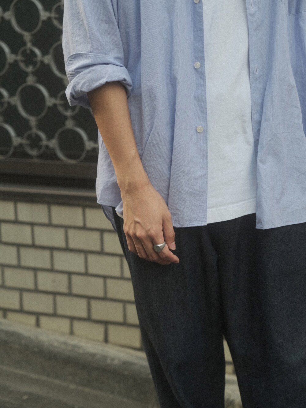 グレー系のタンクトップ、ブルー系のシャツ/ブラウス、ブルー系のデニムパンツを着用したメンズの夏コーディネートの2枚目の写真