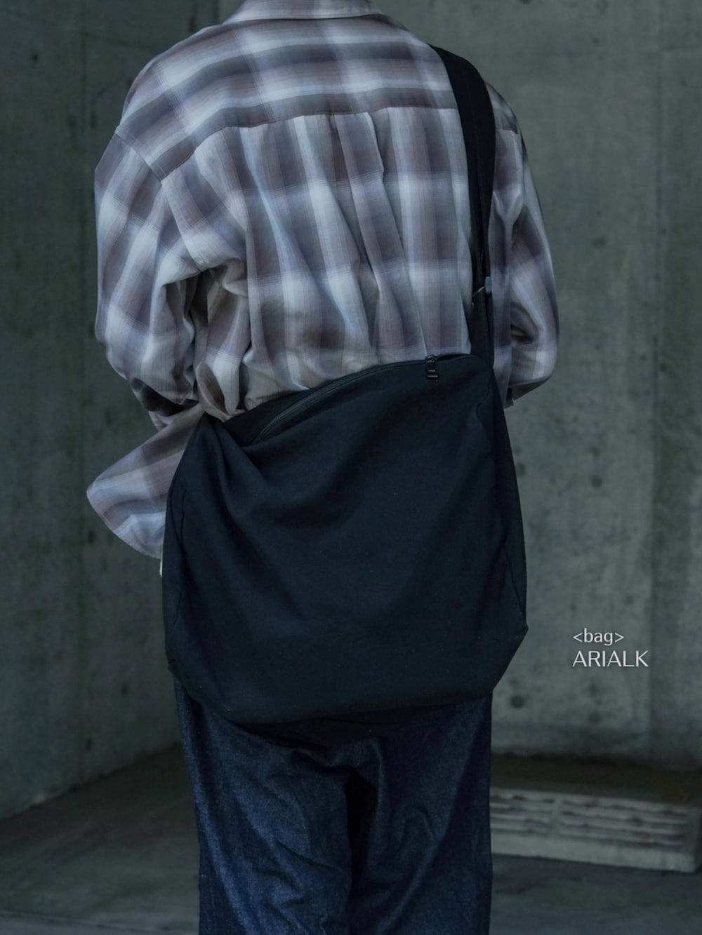 ブラウン系のシャツ/ブラウス、ブラック系のメッセンジャーバッグ、ブルー系のデニムパンツを着用したメンズの夏コーディネートの5枚目の写真