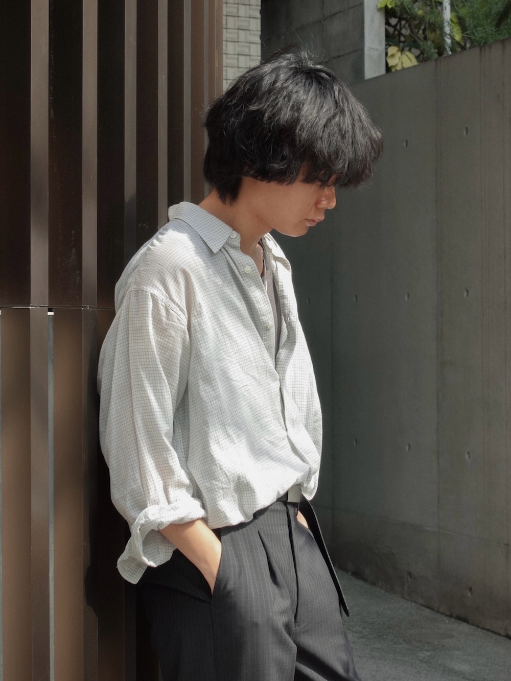 ブラック系のドレスシューズ、ホワイト系のシャツ/ブラウス、グレー系のタンクトップを着用したメンズの春コーディネートの2枚目の写真