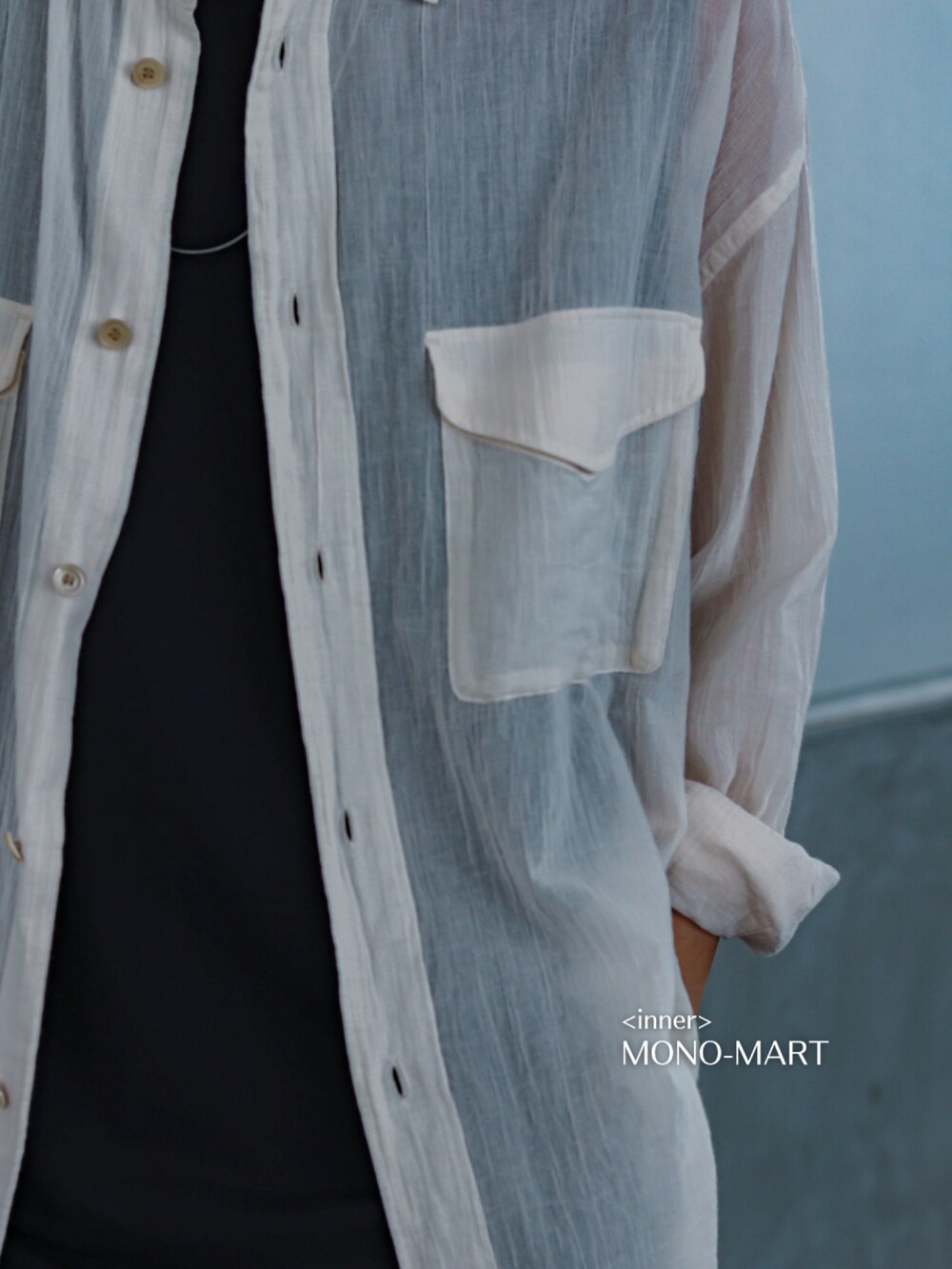 ブラック系のタンクトップ、ホワイト系のシャツ/ブラウス、グレー系のその他パンツを着用したメンズの春コーディネートの5枚目の写真