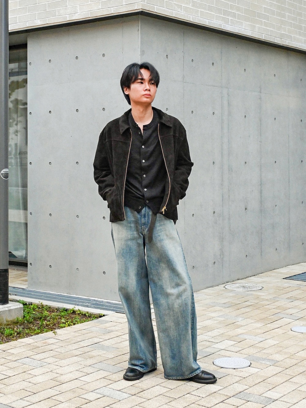 ブラック系のドレスシューズ、ブルー系のデニムパンツ、ブラック系のカーディガン/ボレロを着用したメンズの秋コーディネートの2枚目の写真