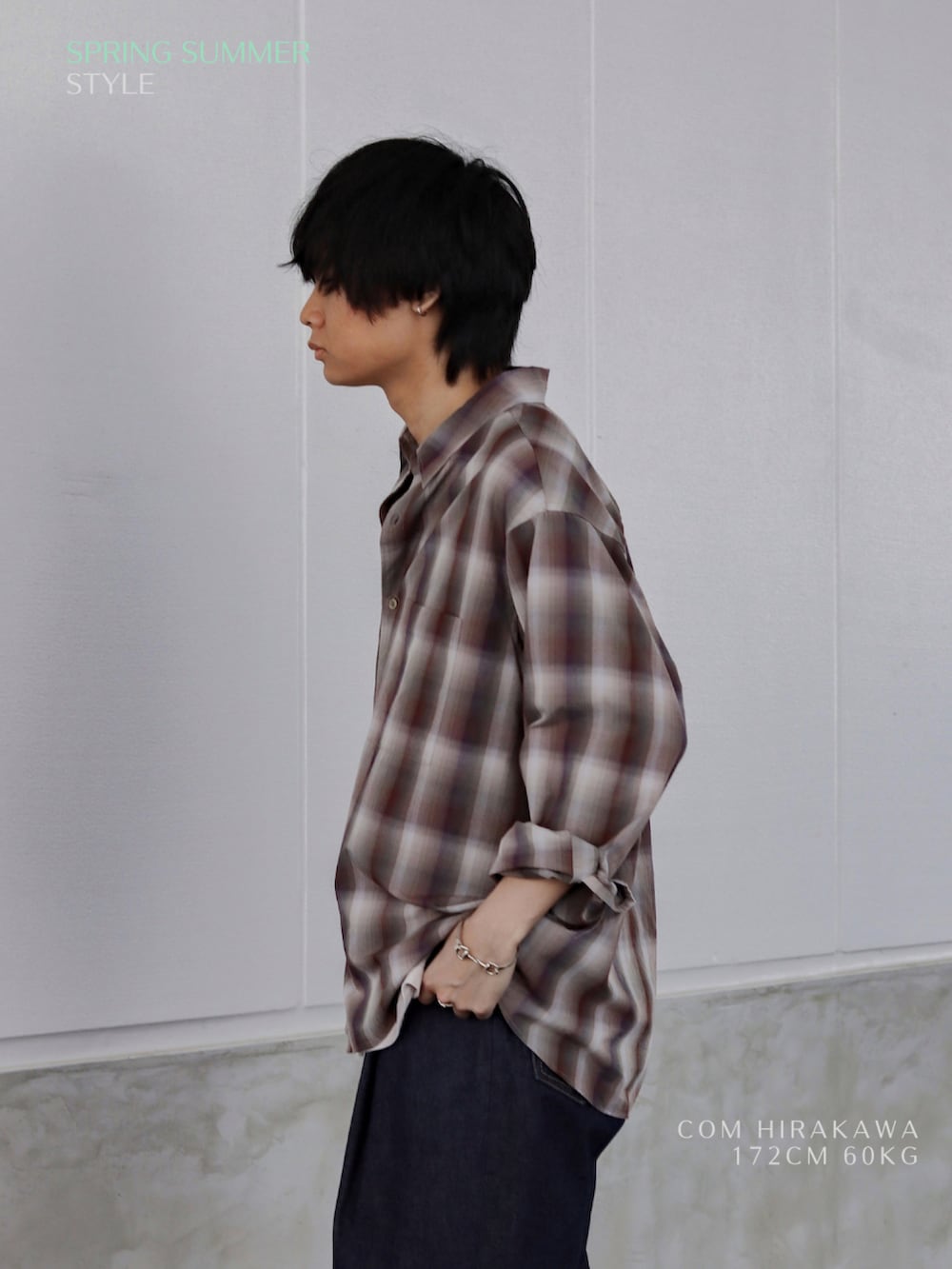 ブラウン系のシャツ/ブラウス、ブルー系のデニムパンツ、ブラック系のスニーカーを着用したメンズの春コーディネートの4枚目の写真