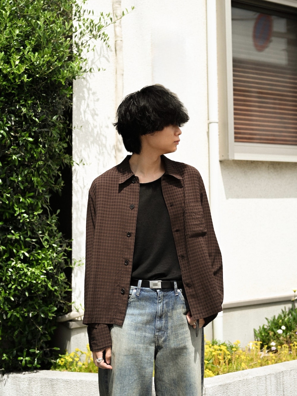 ブラック系のブーツ、ブラウン系のシャツ/ブラウス、ブルー系のデニムパンツを着用したメンズの春コーディネートの2枚目の写真