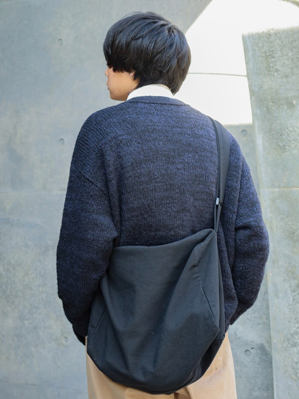 ブラック系のカーディガン/ボレロ、ホワイト系のシャツ/ブラウス、ベージュ系のその他パンツを着用したメンズの冬コーディネートの5枚目の写真