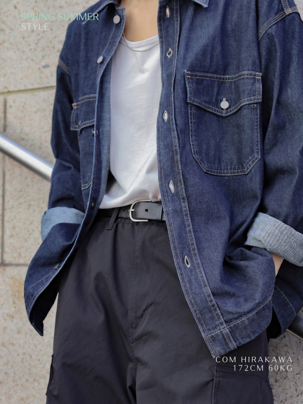 ブルー系のシャツ/ブラウス、グレー系のタンクトップ、ブラック系のカーゴパンツを着用したメンズの春コーディネートの4枚目の写真