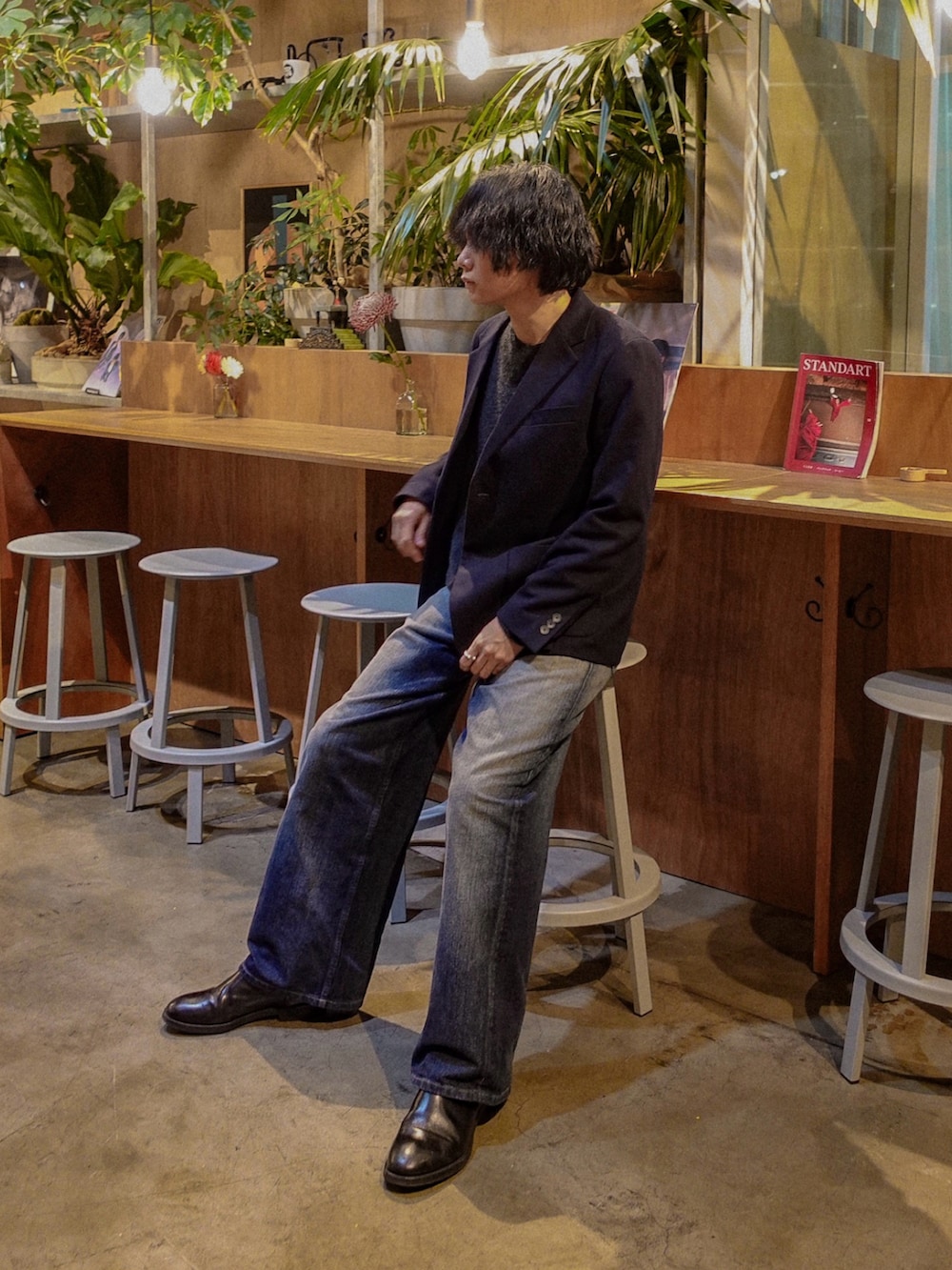 ブラック系のブーツ、ブルー系のデニムパンツ、ブラック系のニット/セーターを着用したメンズの冬コーディネートの2枚目の写真