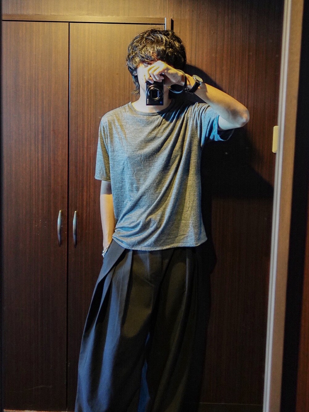 グレー系のTシャツ/カットソー、ブラック系のタンクトップ、ブラック系のサンダルを着用したメンズの夏コーディネートの2枚目の写真