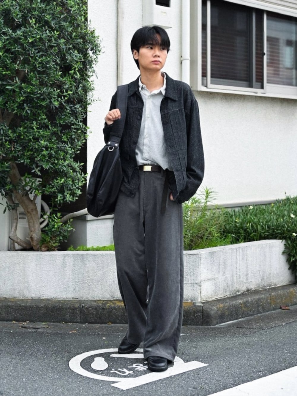 ブラック系のドレスシューズ、ブラック系のデニムジャケット、ホワイト系のシャツ/ブラウスを着用したメンズの秋コーディネートの2枚目の写真