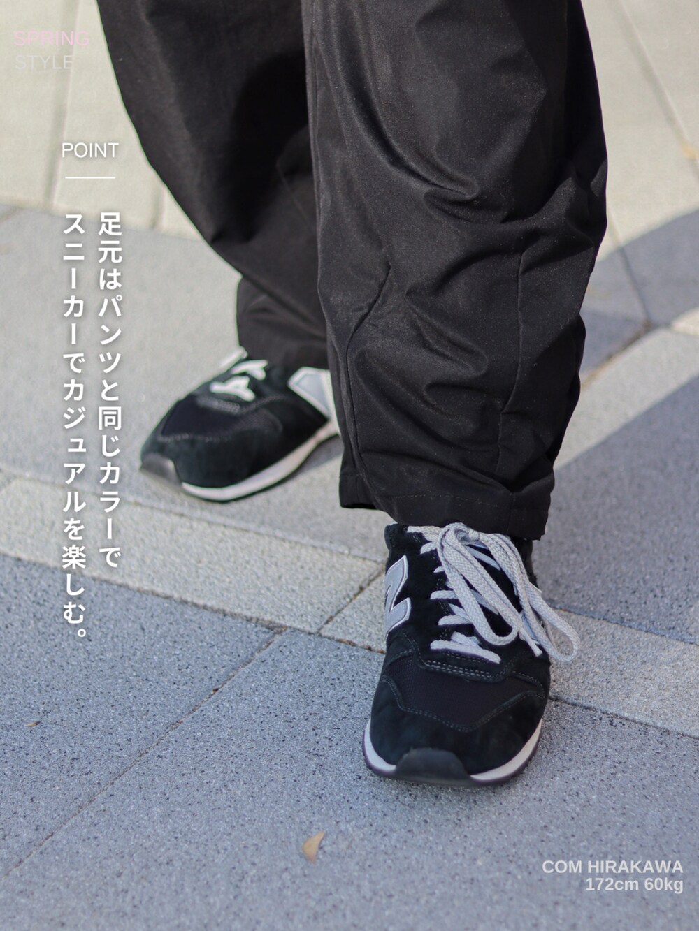 ブルー系のシャツ/ブラウス、ブラック系のカーゴパンツ、ブラック系のスニーカーを着用したメンズの春コーディネートの5枚目の写真