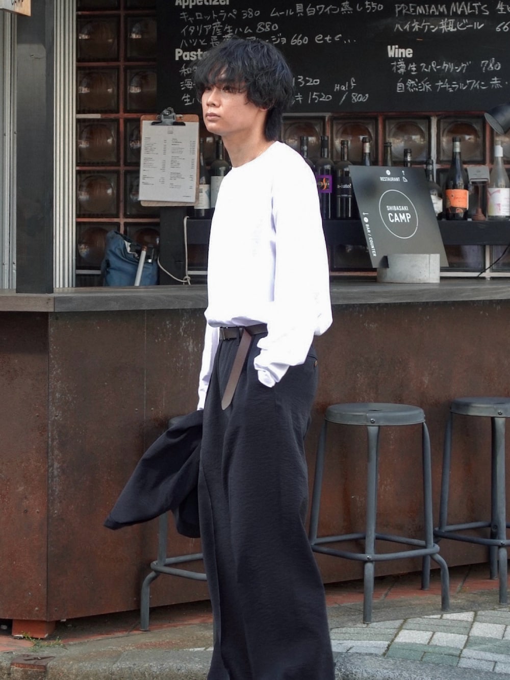 ブラック系のドレスシューズ、ホワイト系のTシャツ/カットソー、ブルー系のテーラードジャケットを着用したメンズの春コーディネートの2枚目の写真