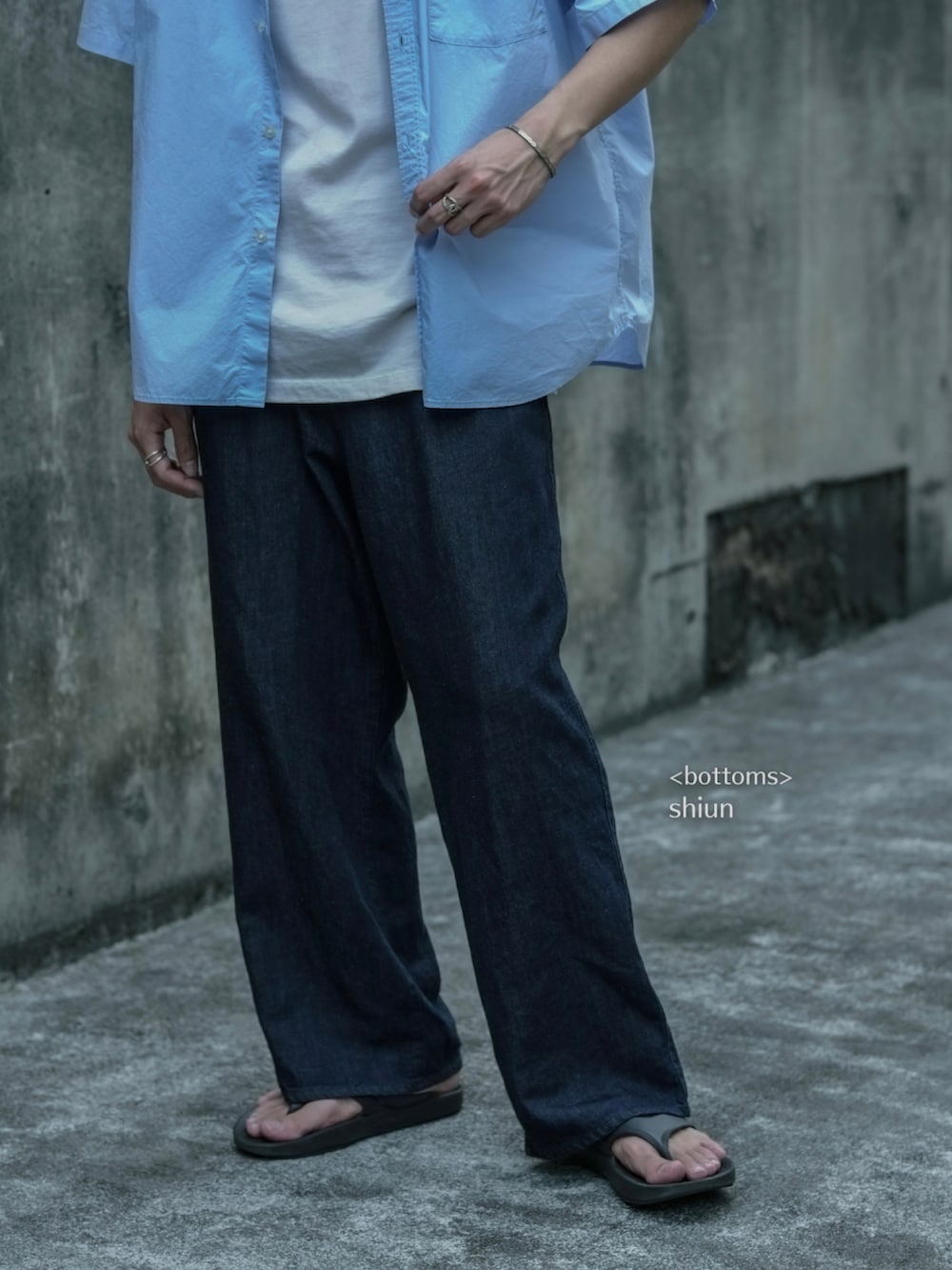 ブルー系のシャツ/ブラウス、グレー系のタンクトップ、ブルー系のデニムパンツを着用したメンズの夏コーディネートの3枚目の写真