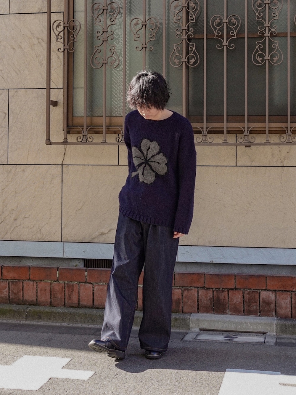 ブルー系のデニムパンツ、ブラック系のドレスシューズ、ブルー系のニット/セーターを着用したメンズの冬コーディネートの2枚目の写真