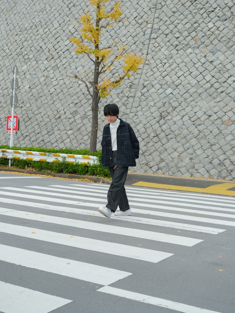 ブルー系のセットアップ、グレー系のデニムパンツ、ホワイト系のスニーカーを着用したメンズの冬コーディネートの5枚目の写真