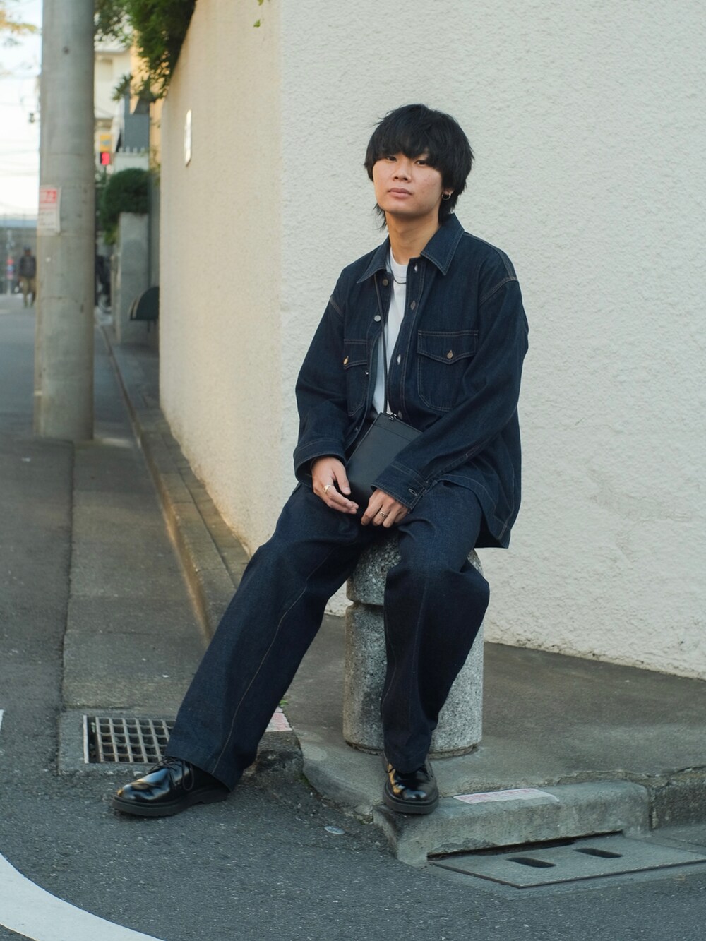 ブルー系のシャツ/ブラウス、ブラック系のショルダーバッグ、ブルー系のデニムパンツを着用したメンズの秋コーディネートの5枚目の写真