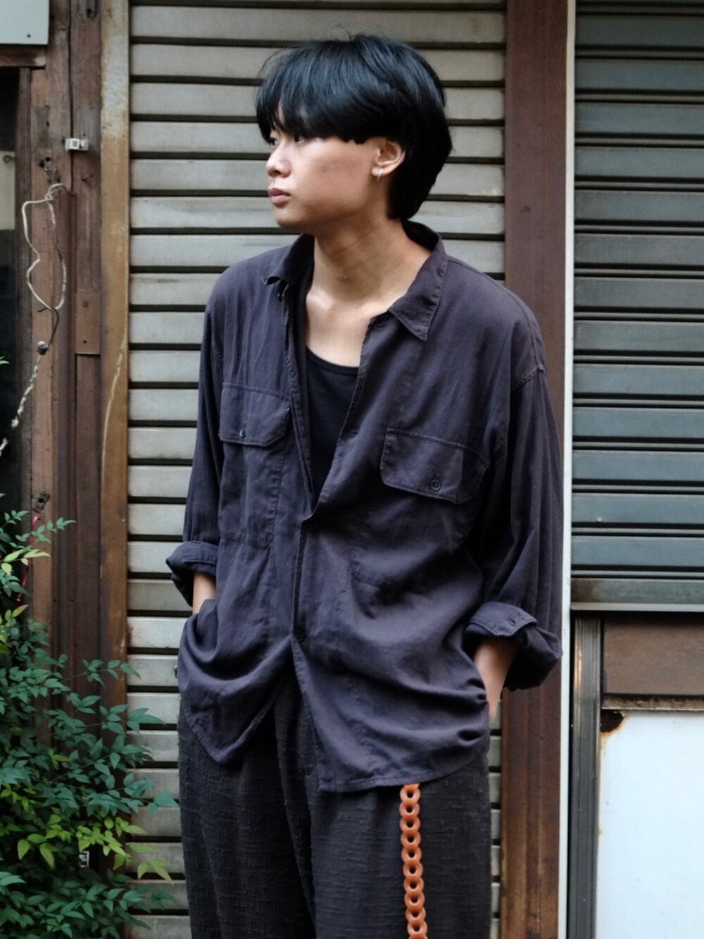 ブルー系のシャツ/ブラウス、グレー系のその他パンツ、ブラック系のサンダルを着用したメンズの夏コーディネートの2枚目の写真