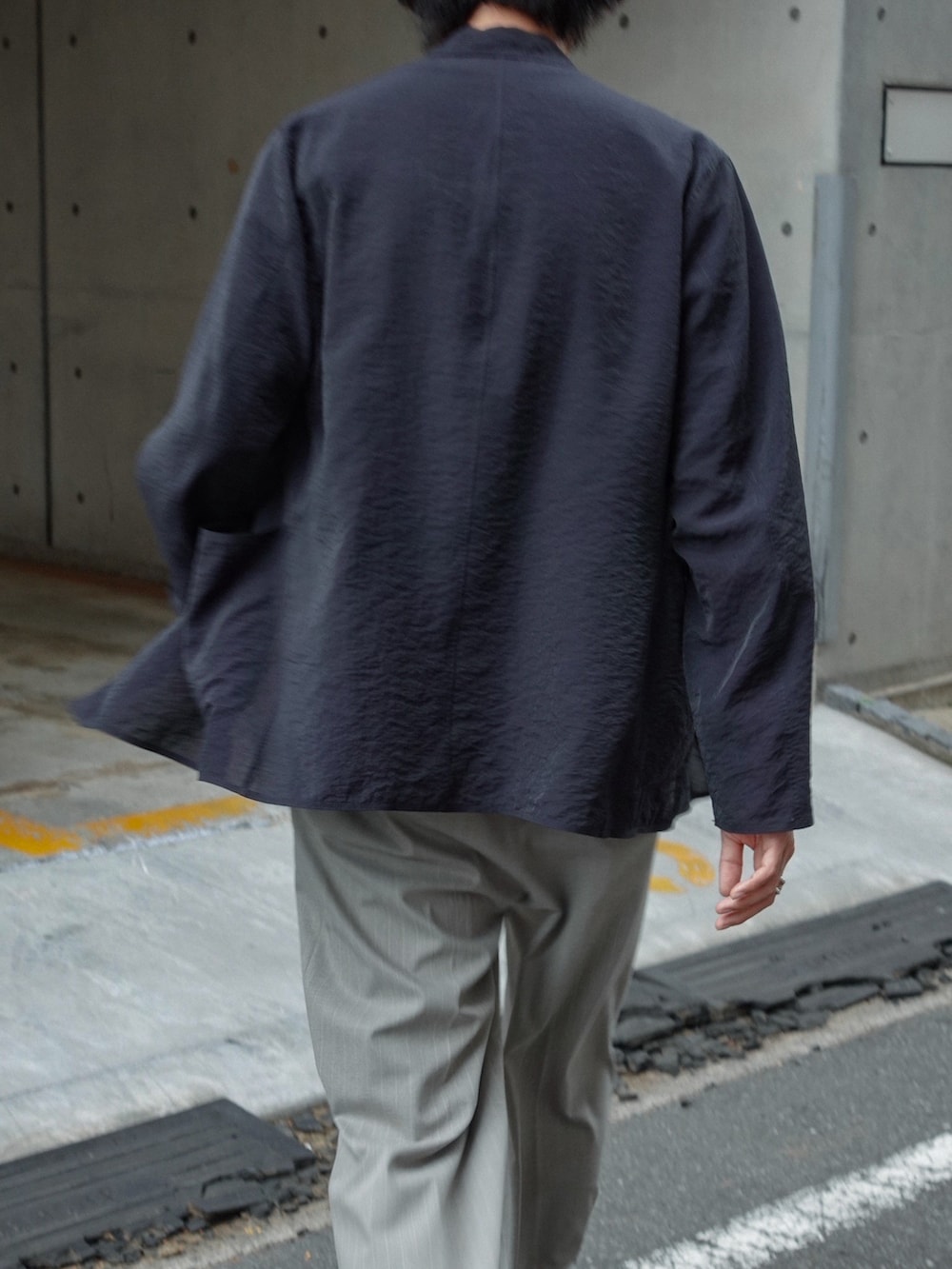 ブラック系のドレスシューズ、ブラック系のTシャツ/カットソー、ブルー系のテーラードジャケットを着用したメンズの春コーディネートの2枚目の写真