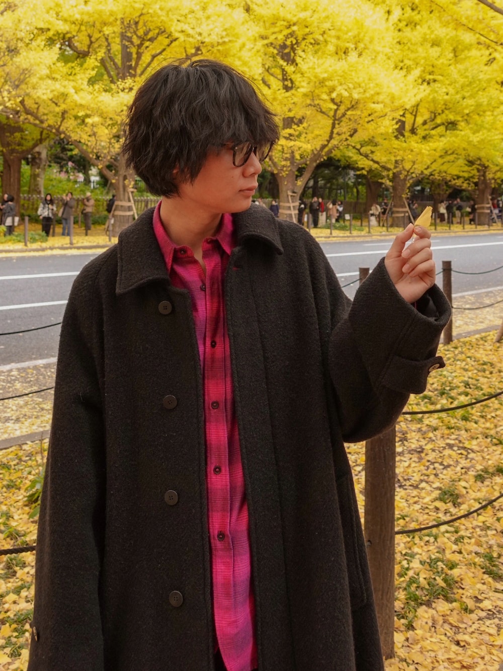 ブラック系のスニーカー、ブラック系のその他アウター、ピンク系のシャツ/ブラウスを着用したメンズの秋コーディネートの2枚目の写真