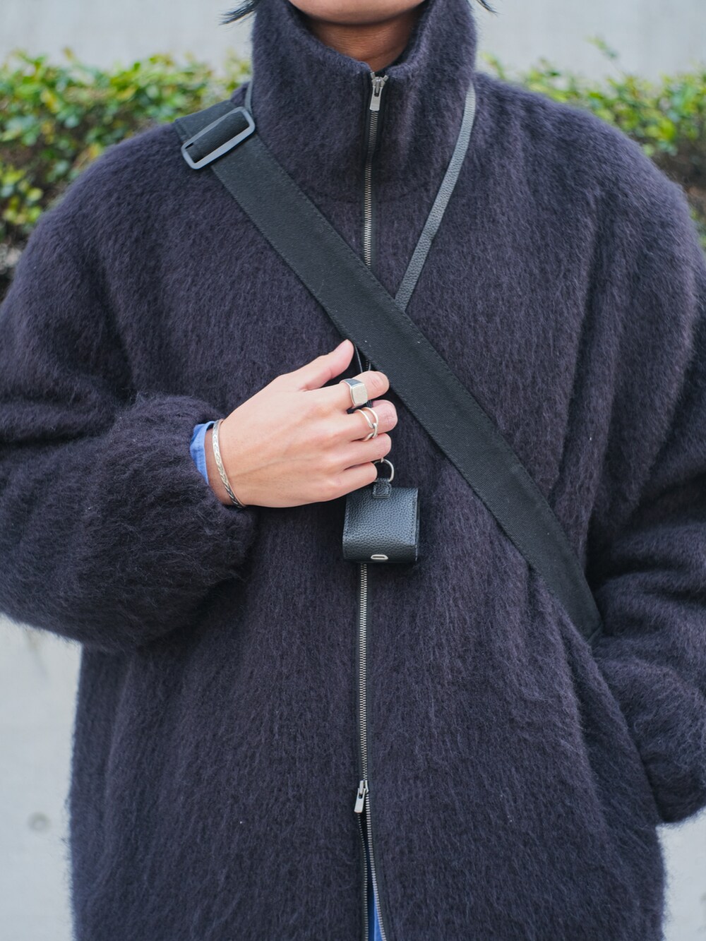 ブルー系のブルゾン、ブルー系のシャツ/ブラウス、ホワイト系のその他パンツを着用したメンズの冬コーディネートの2枚目の写真