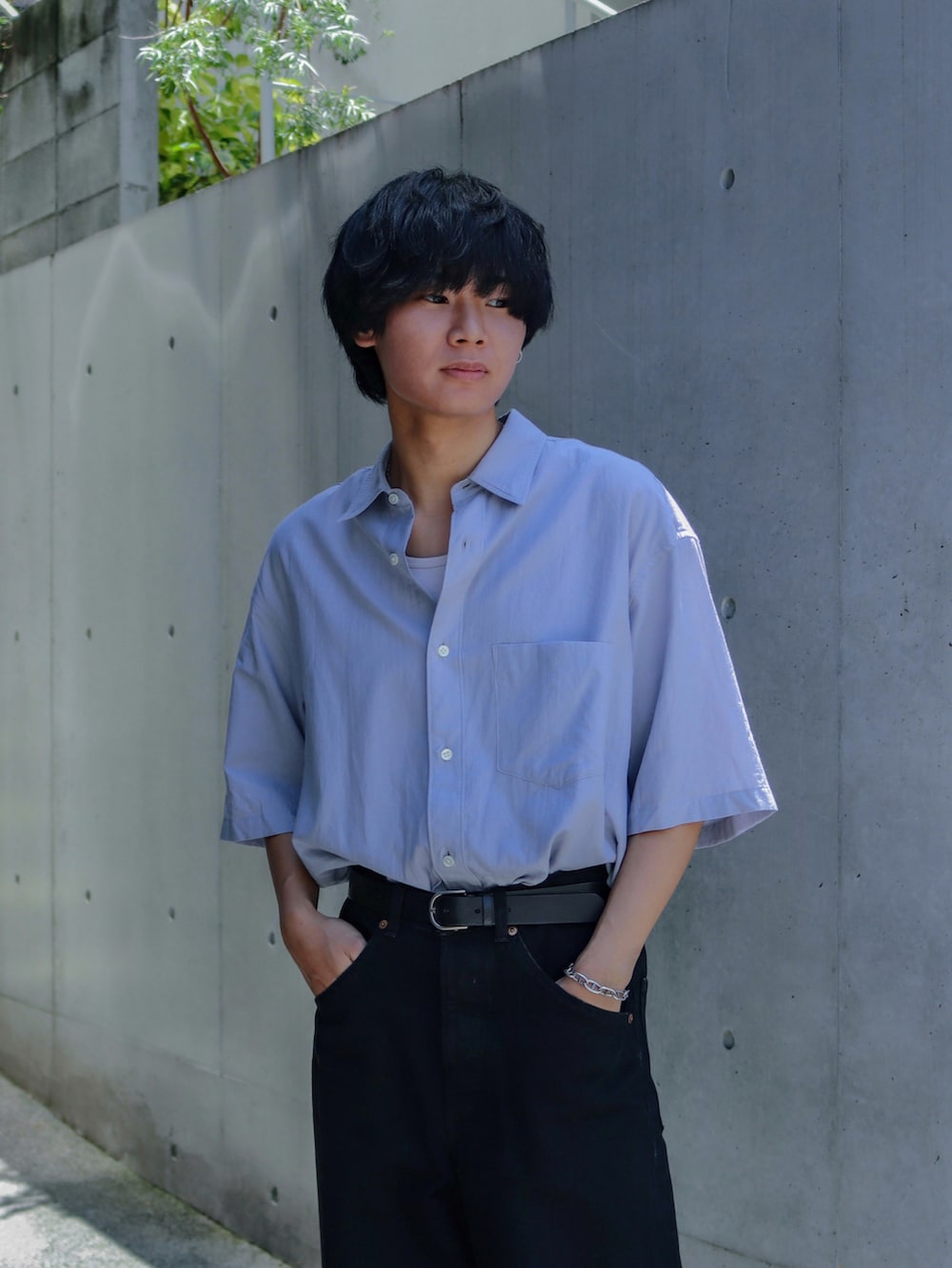 ブルー系のシャツ/ブラウス、グレー系のタンクトップ、ブラック系のデニムパンツを着用したメンズの夏コーディネートの2枚目の写真