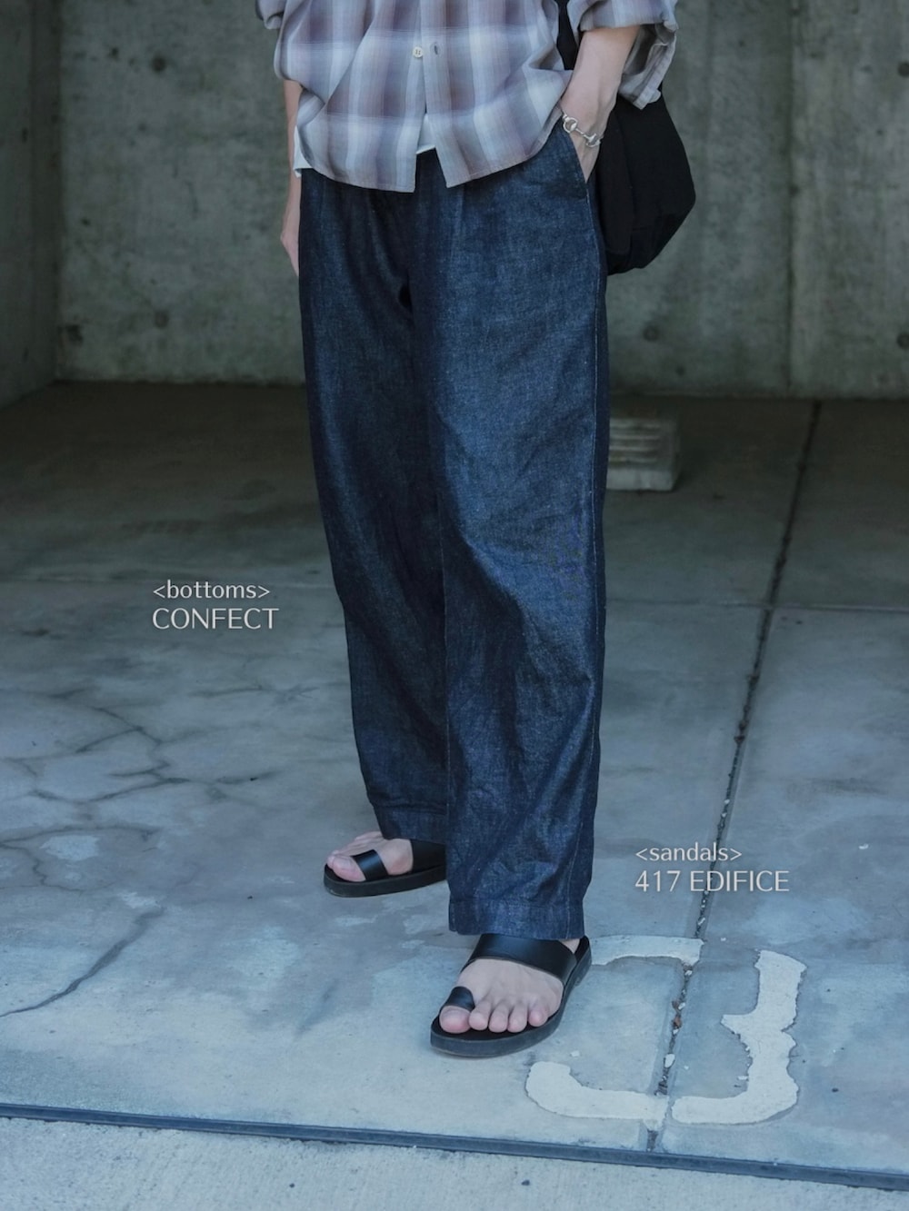 ブラウン系のシャツ/ブラウス、ブラック系のメッセンジャーバッグ、ブルー系のデニムパンツを着用したメンズの夏コーディネートの4枚目の写真