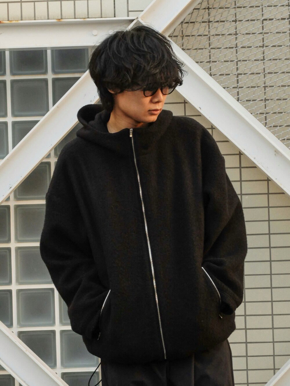 ブラック系のブルゾン、ブラック系のその他パンツ、ブラック系のブーツを着用したメンズの冬コーディネートの2枚目の写真