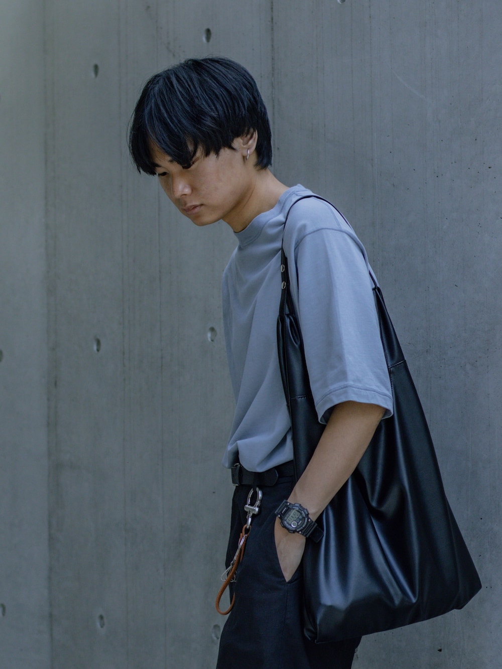 ブルー系のTシャツ/カットソー、ブラック系のパンツ、ブラック系のサンダルを着用したメンズの夏コーディネートの2枚目の写真