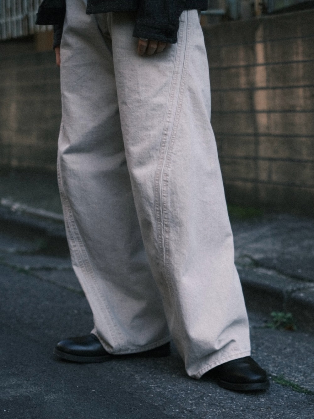 ベージュ系のデニムパンツ、ブラック系のデニムジャケット、ブラック系のTシャツ/カットソーを着用したメンズの夏コーディネートの3枚目の写真