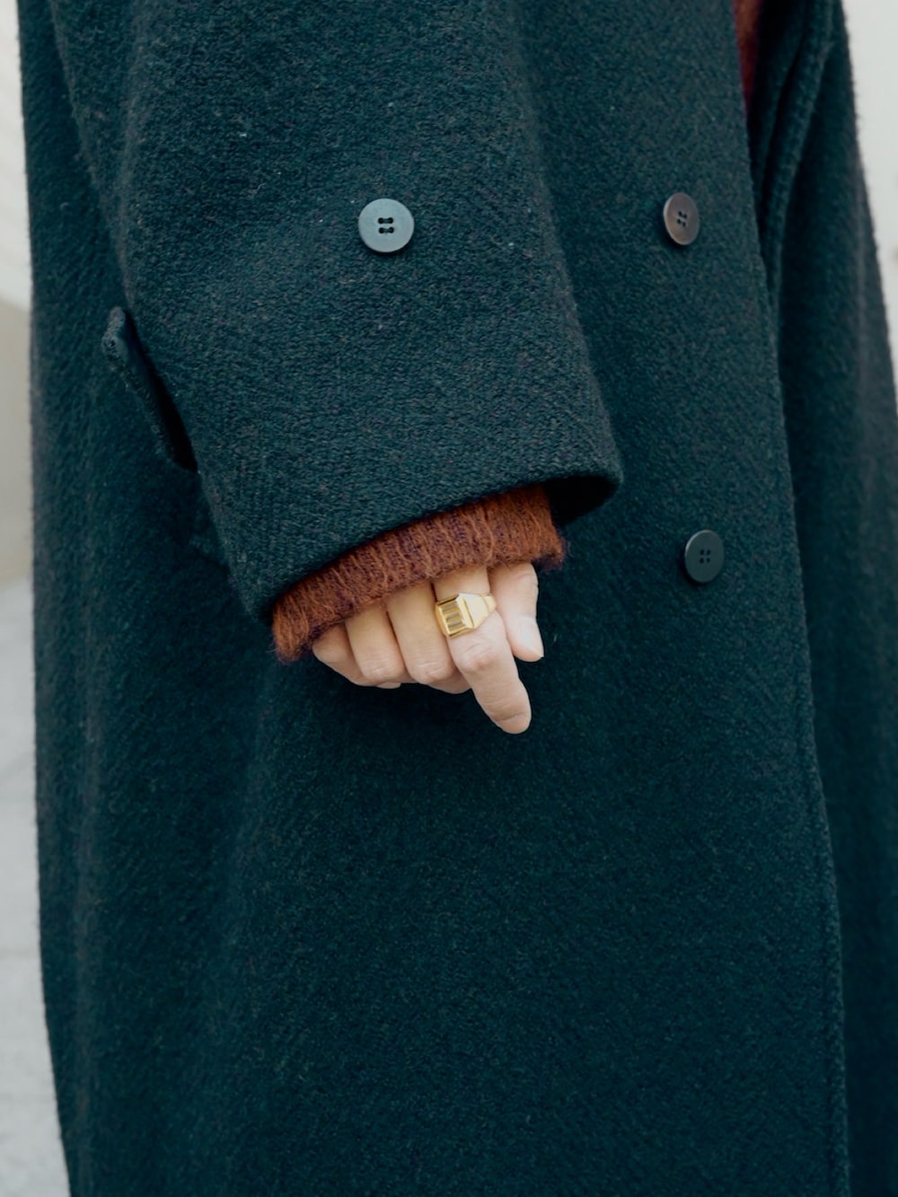 ブラック系のブーツ、ブラック系のその他アウター、ブラウン系のニット/セーターを着用したメンズの冬コーディネートの4枚目の写真