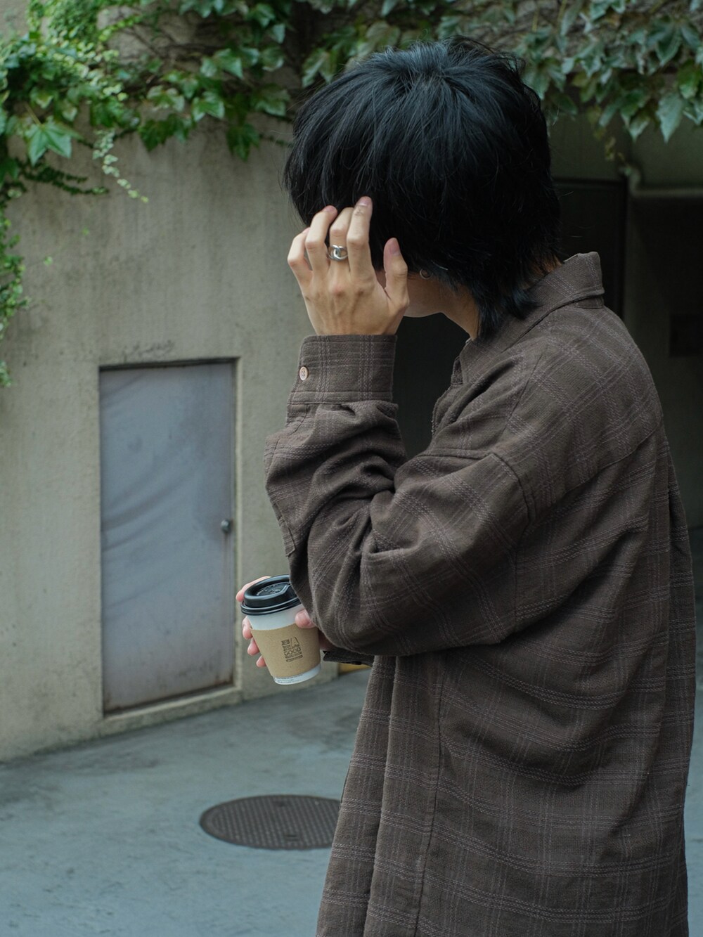 ブラウン系のシャツ/ブラウス、ブルー系のデニムパンツ、ホワイト系のTシャツ/カットソーを着用したメンズの秋コーディネートの5枚目の写真