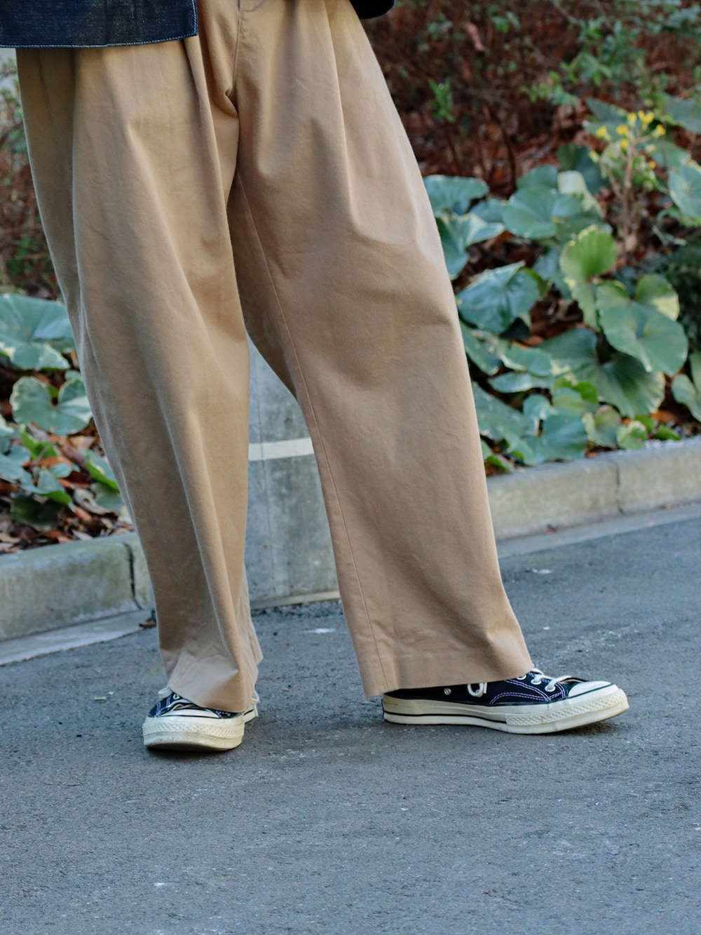 ブルー系のセットアップ、ブラウン系のTシャツ/カットソー、ベージュ系のその他パンツを着用したメンズの春コーディネートの4枚目の写真