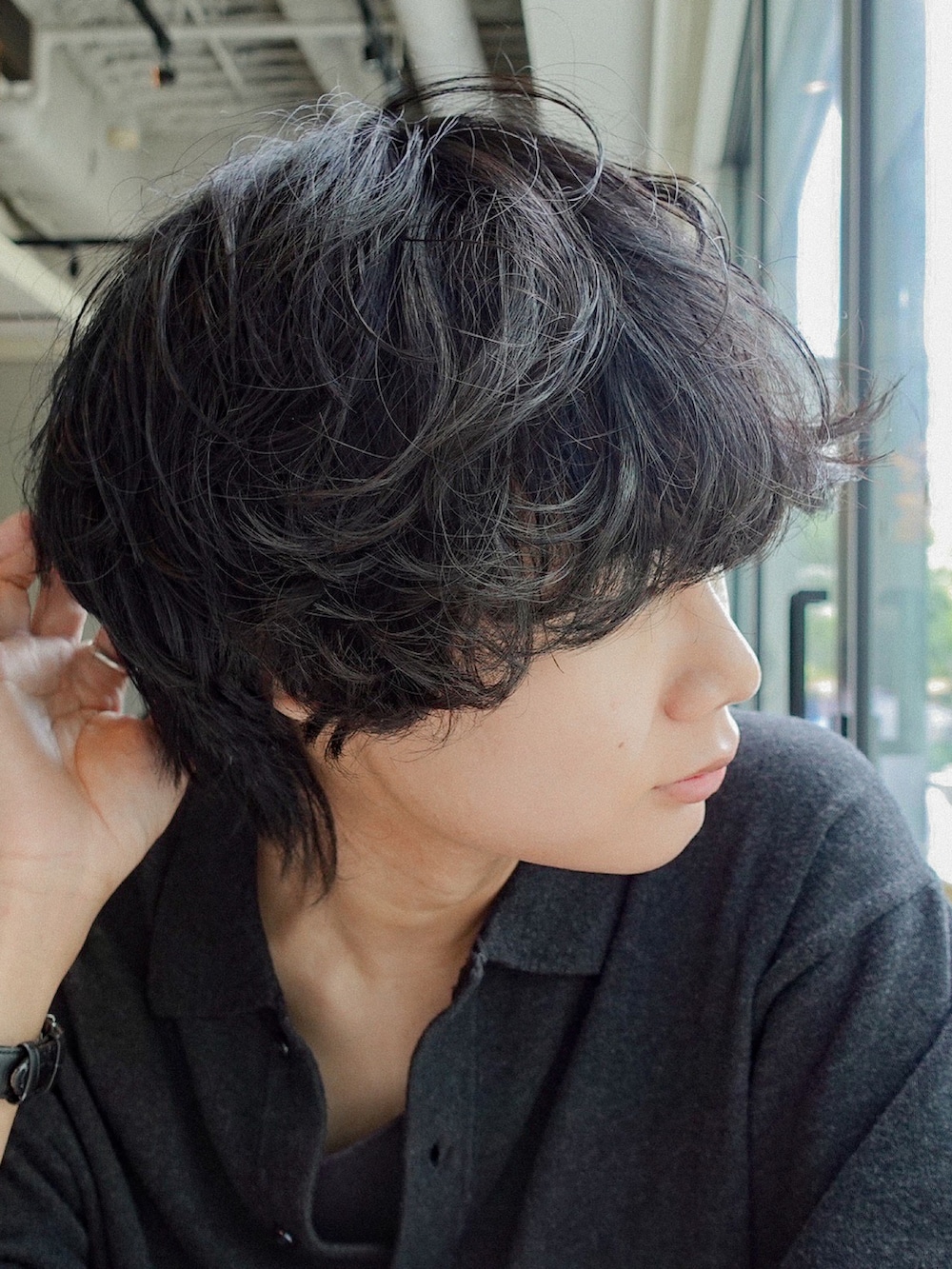 ブラック系のサンダル、グレー系のシャツ/ブラウス、ブラック系のタンクトップを着用したメンズの夏コーディネートの2枚目の写真