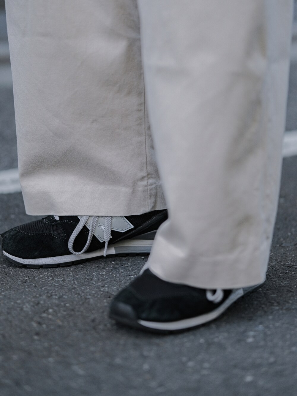 ブラック系のブルゾン、ホワイト系のその他パンツ、ブラック系のスニーカーを着用したメンズの春コーディネートの5枚目の写真